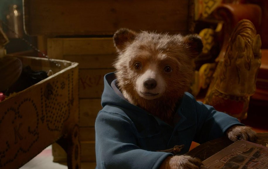 یک فیلم کمدی - فانتزی خوش‌ساخت به کارگردانی پل کینگ که درباره‌ی یک خرس بازیگوش به نام پدینگتون است 