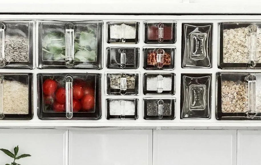 چیدمان کابینت آشپزخانه با ظروف پلاستیکی