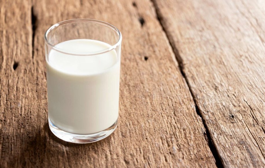 یک لیوان شیر برای شروع رژیم شیر و موز دو هفته ای 