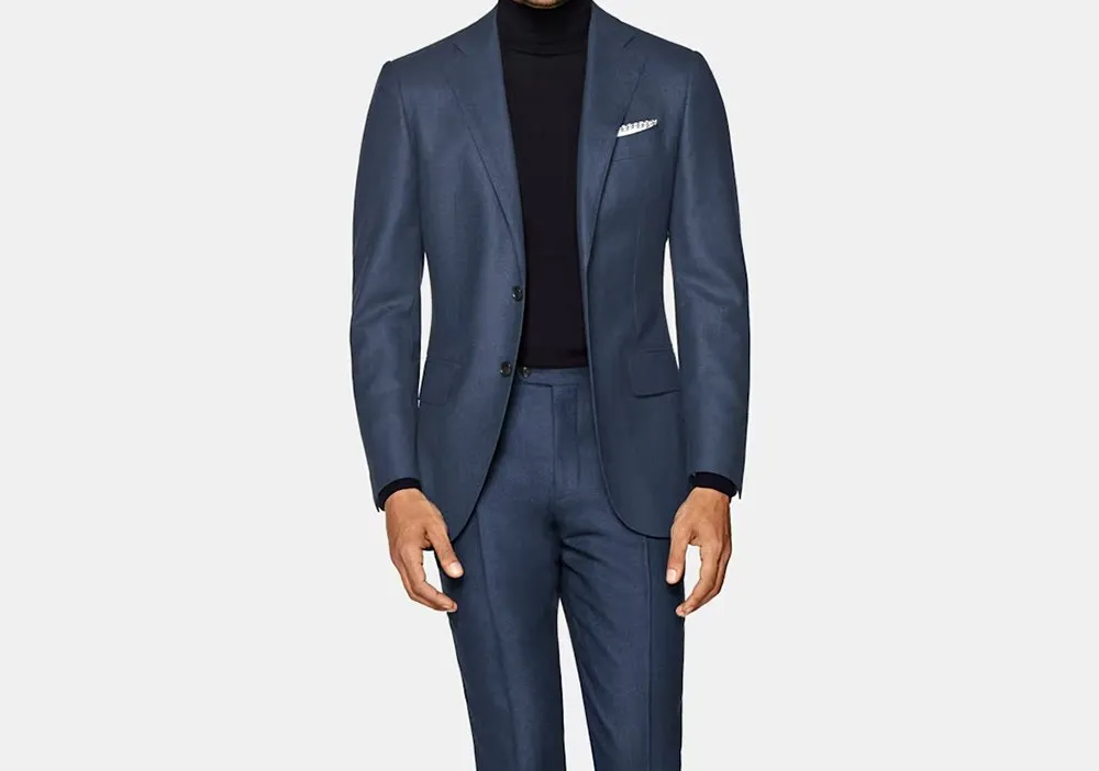 ترکیب کت و شلوار سرمه‌ای و یقه اسکی مشکی