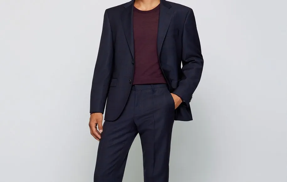 کت و شلوار سرمه‌ای و بافت یقه گرد