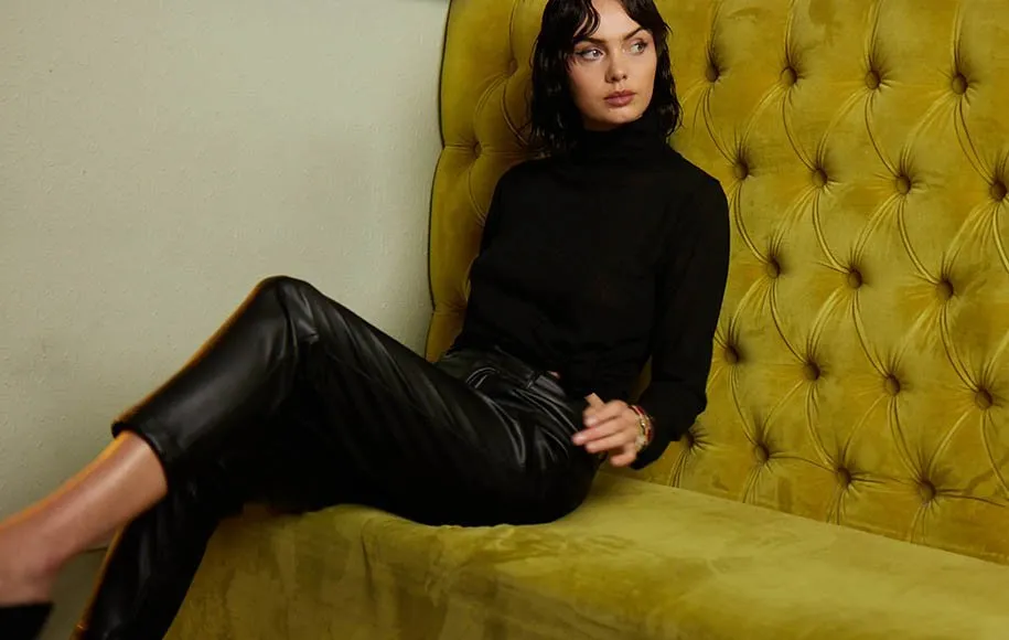 یقه اسکی و شلوار چرمی