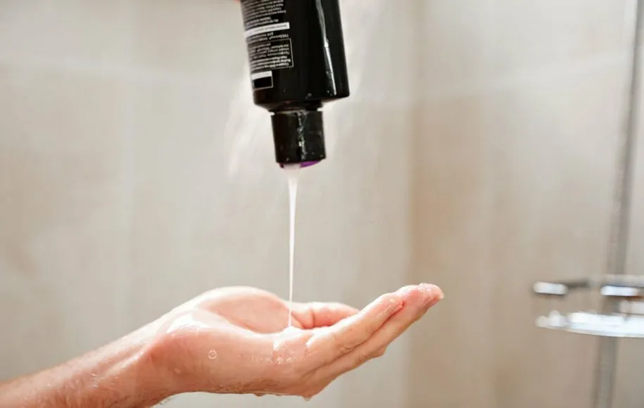 یک نفر بهترین شامپوی ضد ریزش مو آلمانی را کف دست خود میریزد