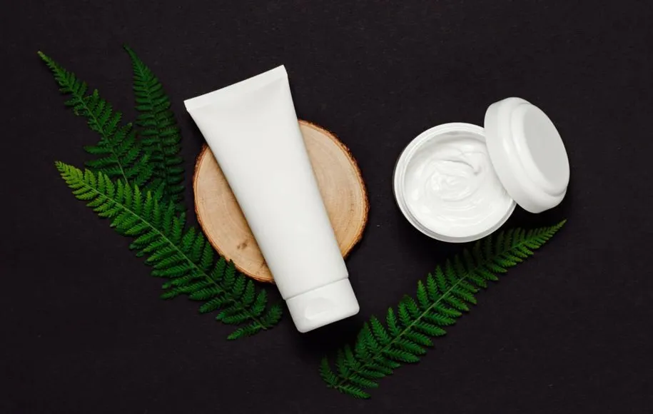 یک تیوب و یک قوطی کرم اوره