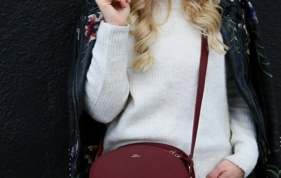 بافت سفید و کت چرم