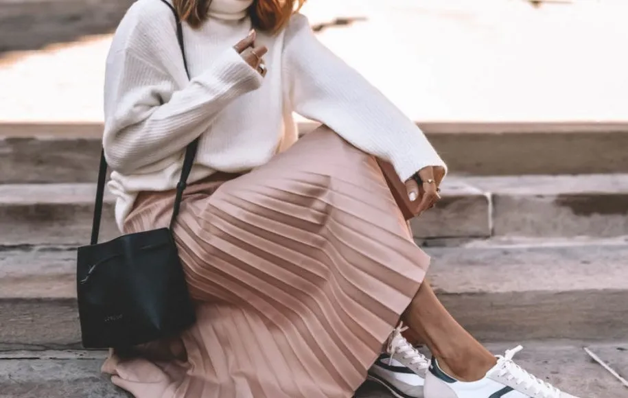 بافت سفید و دامن ماکسی پلیسه‌دار