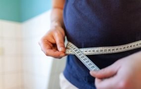 چرا ناگهانی وزن اضافه می‌کنیم؟ 9 دلیل و راه‌های پیشگیری آن‌ها