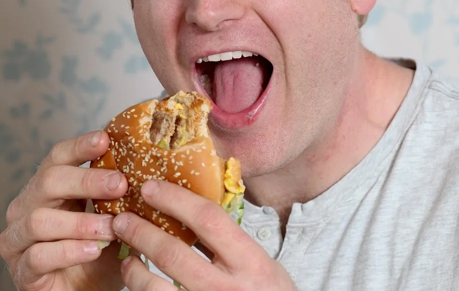 تغییر وزن به دلیل پرخوری احساسی