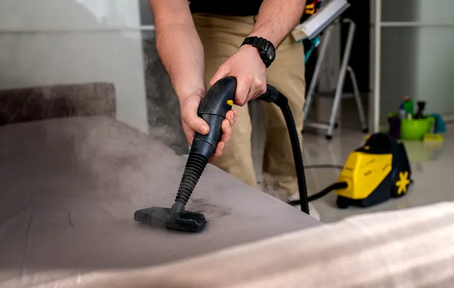 استفاده از بخارگر برای تمیزی مبل