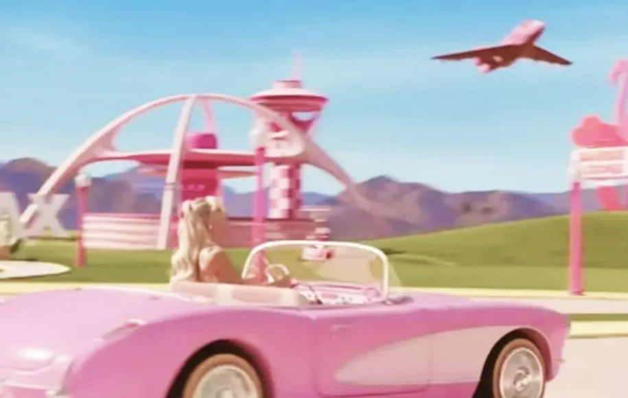 نام فرودگاه باربی‌لند از روی فرودگاه مشهور شهر لس‌آنجلس یعنی LAX گذاشته شده است