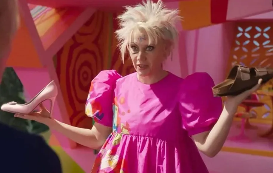 یکی از سکانس‌های باربی ارجاع بسیار جذابی به فیلم ماتریکس و سکانس انتخاب قرص آبی و قرمز دارد که یکی از تماشاشیی‌ترین قسمت‌های فیلم است