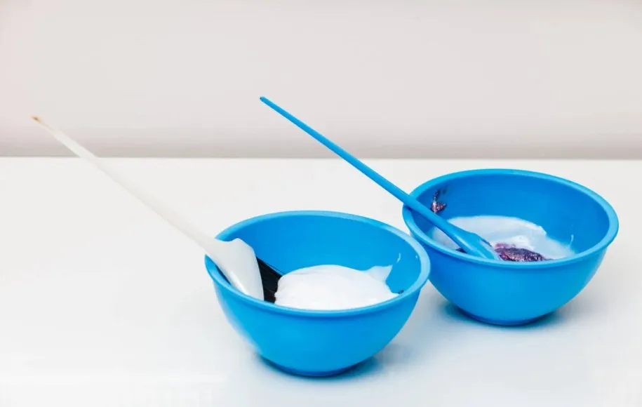 استفاده از اکسیدان خالی برای روشن کردن مو