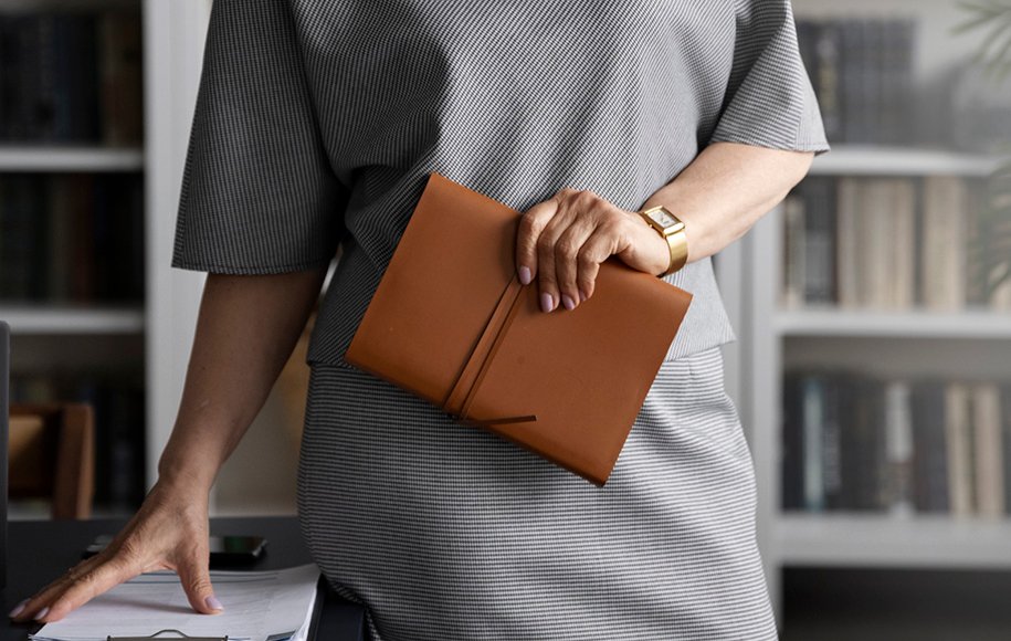 کیف کوچک همراه با دفترچه مناسب جلسات کاری