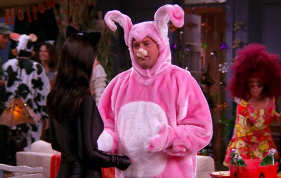 قسمتی که در مهمانی هالووین لباس خرگوش صورتی را می‌پوشد
