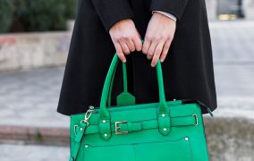 زنی با کیف چرمی سبز