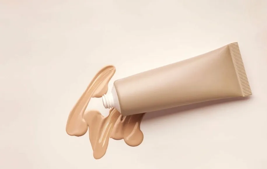 یک بی‌بی کرم که مقداری از محتویات آن بیرون ریخته است