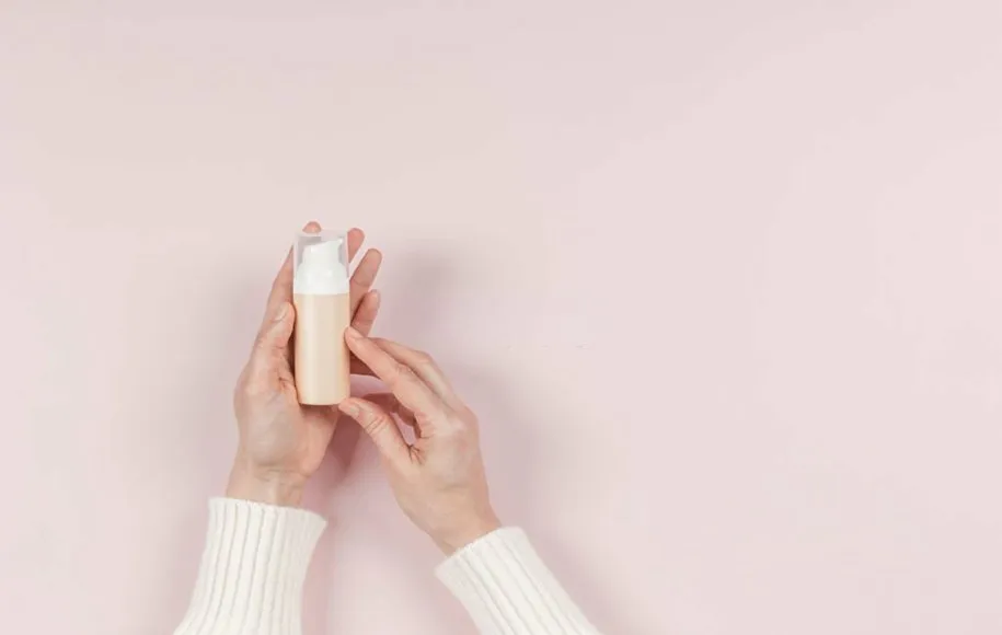 یک زن یک بی‌بی کرم را در دست گرفته است