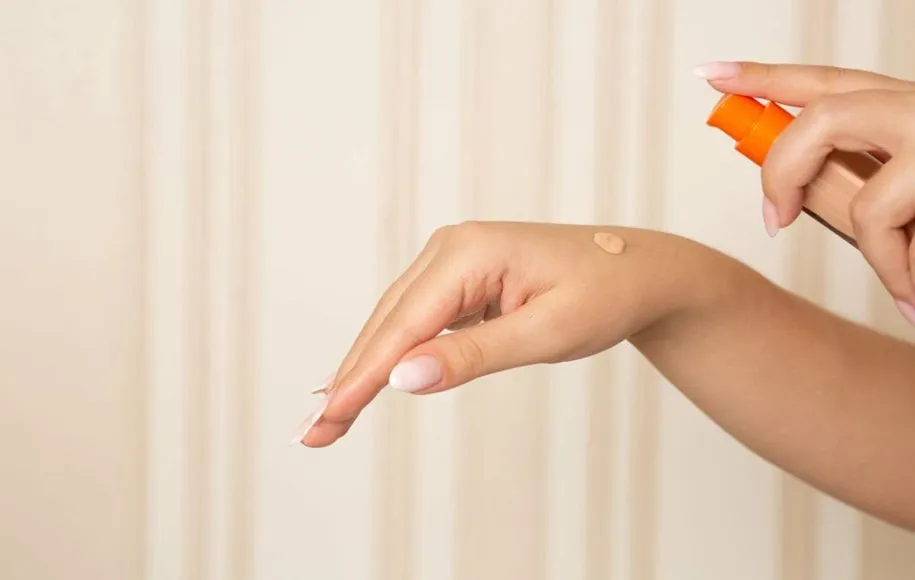 یک نفر مقداری بی‌بی کرم روی دست خود ریخته است