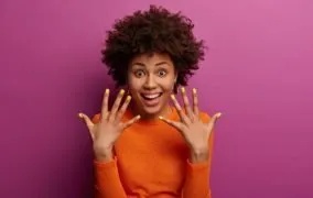 انواع لاک ساده و ژلی همراه با محبوب‌ترین برندها برای انتخاب بهترین لاک ناخن