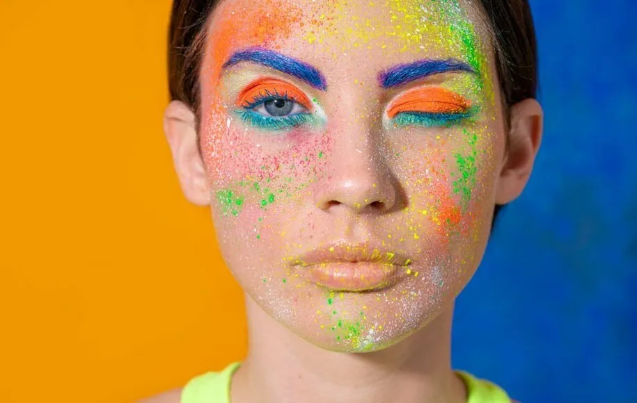 لوازم آرایشی رنگی دخترانه برای آرایش در سفر به جنوب ایران