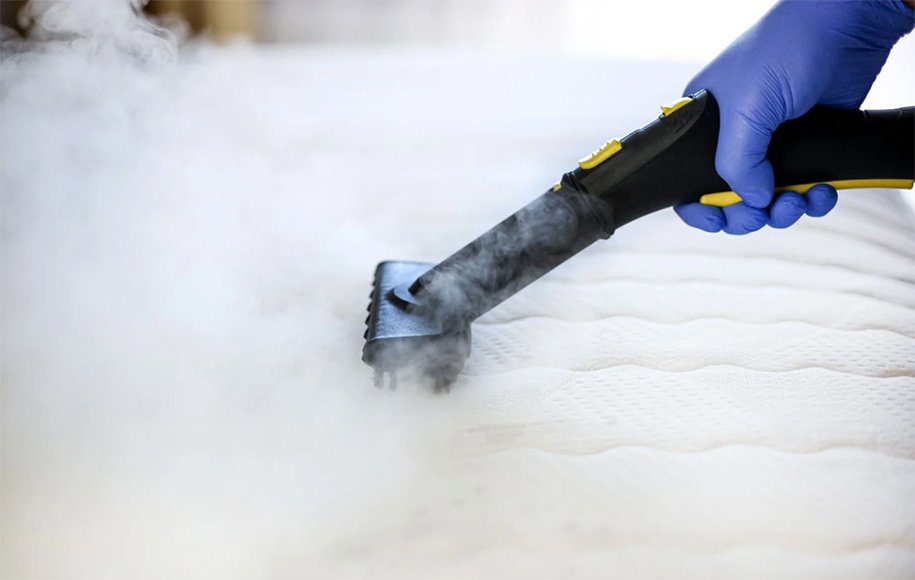 استفاده از بخارگر برای تمیزی تختخواب