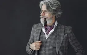 مردی با دستمال گردن در حال کشیدن پیپ