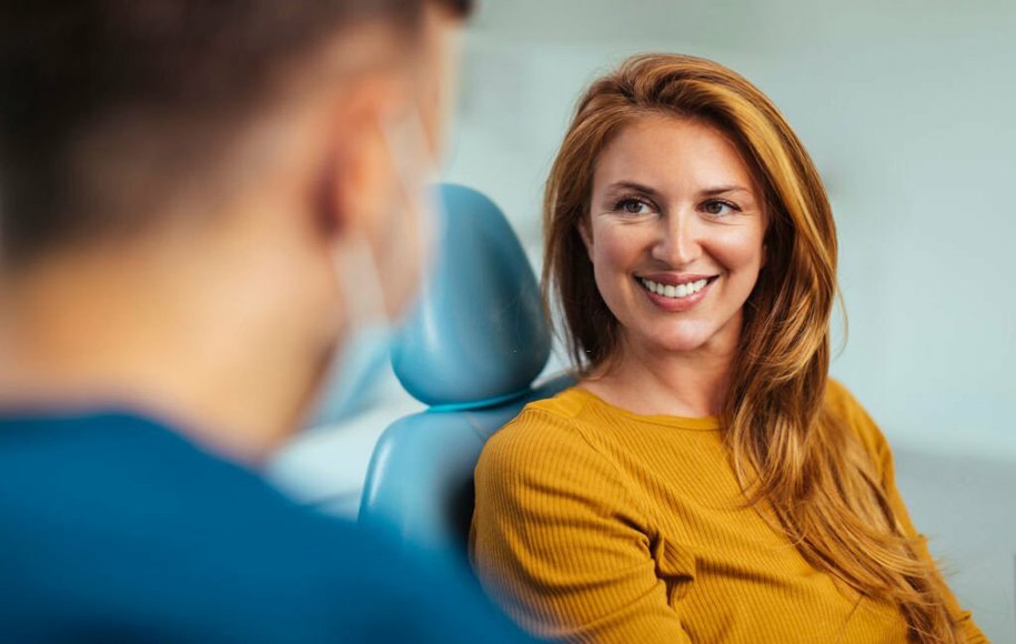 یک زن با دندانپزشک درباره بهترین خمیردندان برای کامپوزیت صحبت می‌کند