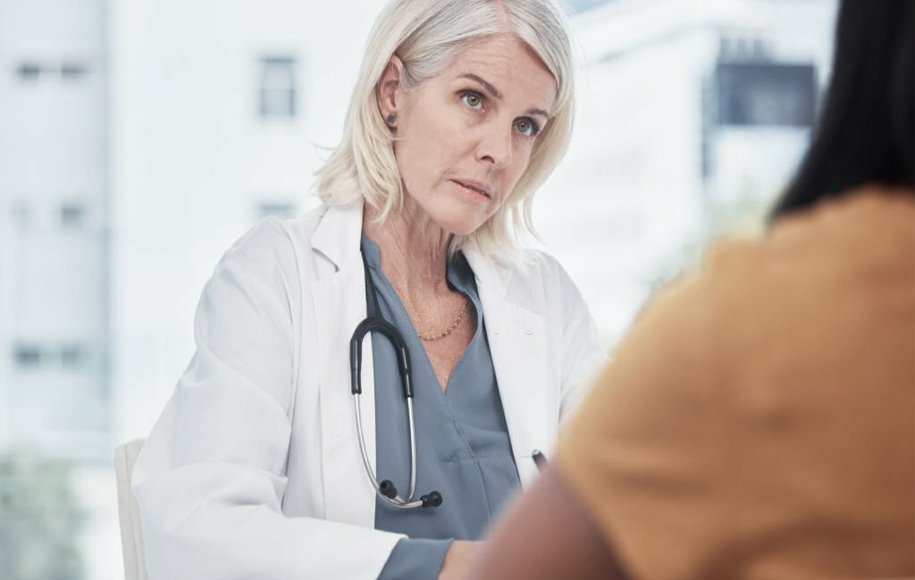 پزشک با زن بیمار در مورد اینکه آیا سرطان رحم کشنده است یا خیر صحبت می‌کند
