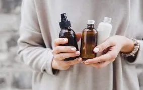 همه چیز درباره روتین پوستی مینیمال- بطری های مراقت از پوست در دست