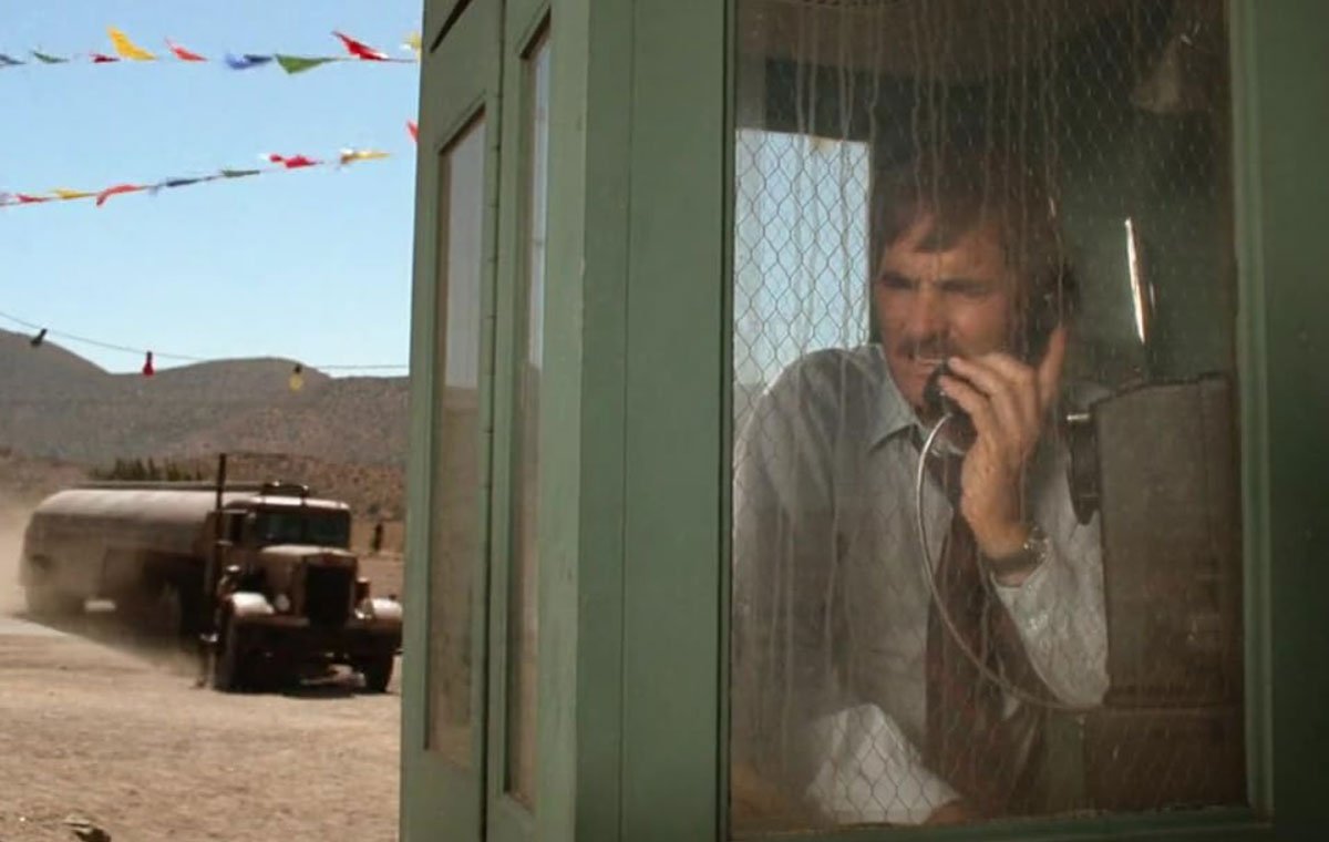 لحظه‌ای که نفتکش غول‌پیکر به مرد که در حال صحبت با تلفن برخورد می‌کند از لحظات وحشتناک فیلم‌های اسپیلبرگ است 
