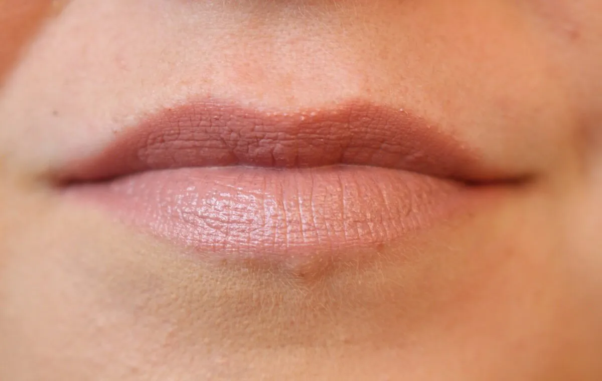 رنگ رژ لب نود