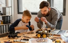 تعمیر ماشین اسباب بازی توسط کودک و پدرش