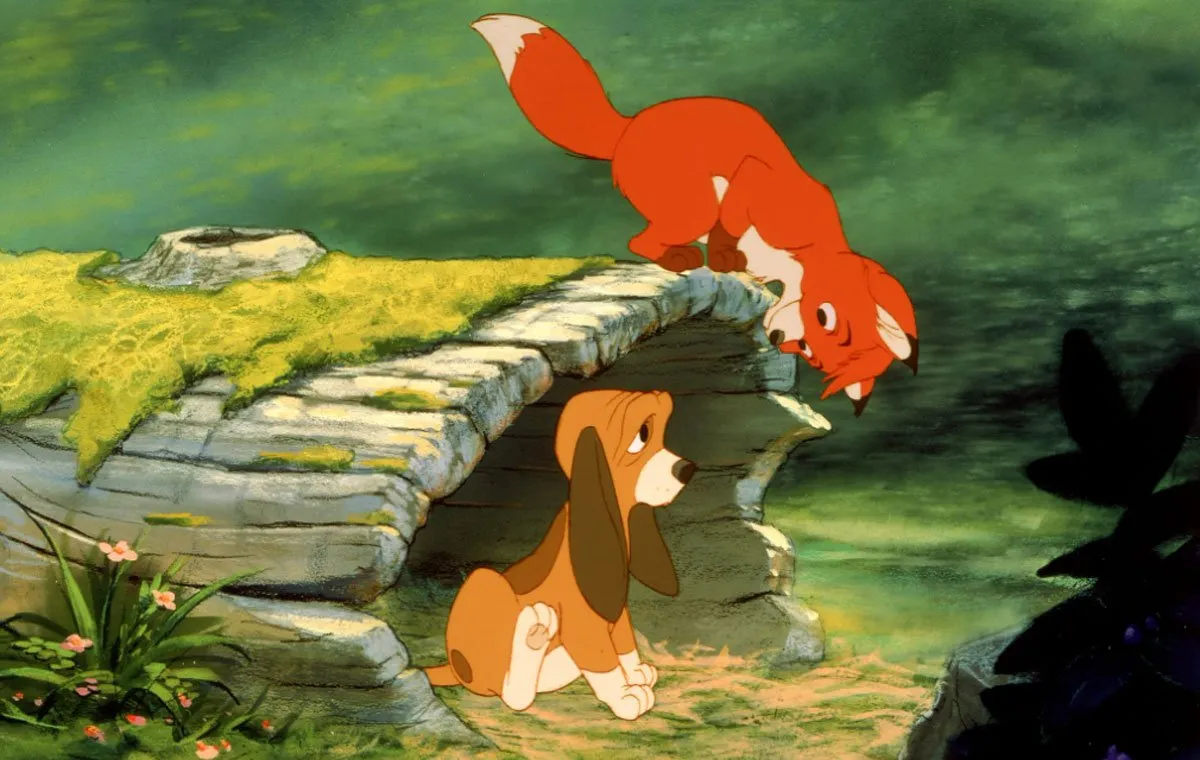 کارتون روباه و سگ شکاری از دل ۳۶۰ هزار طرح، ۱۱۰ هزار تصویر نقاشی شده و ۱۱۰۰ پس‌زمینه خلق شد و در تولید آن ۱۸۰ نفر از جمله ۲۰ انیماتور شرکت داشته‌اند