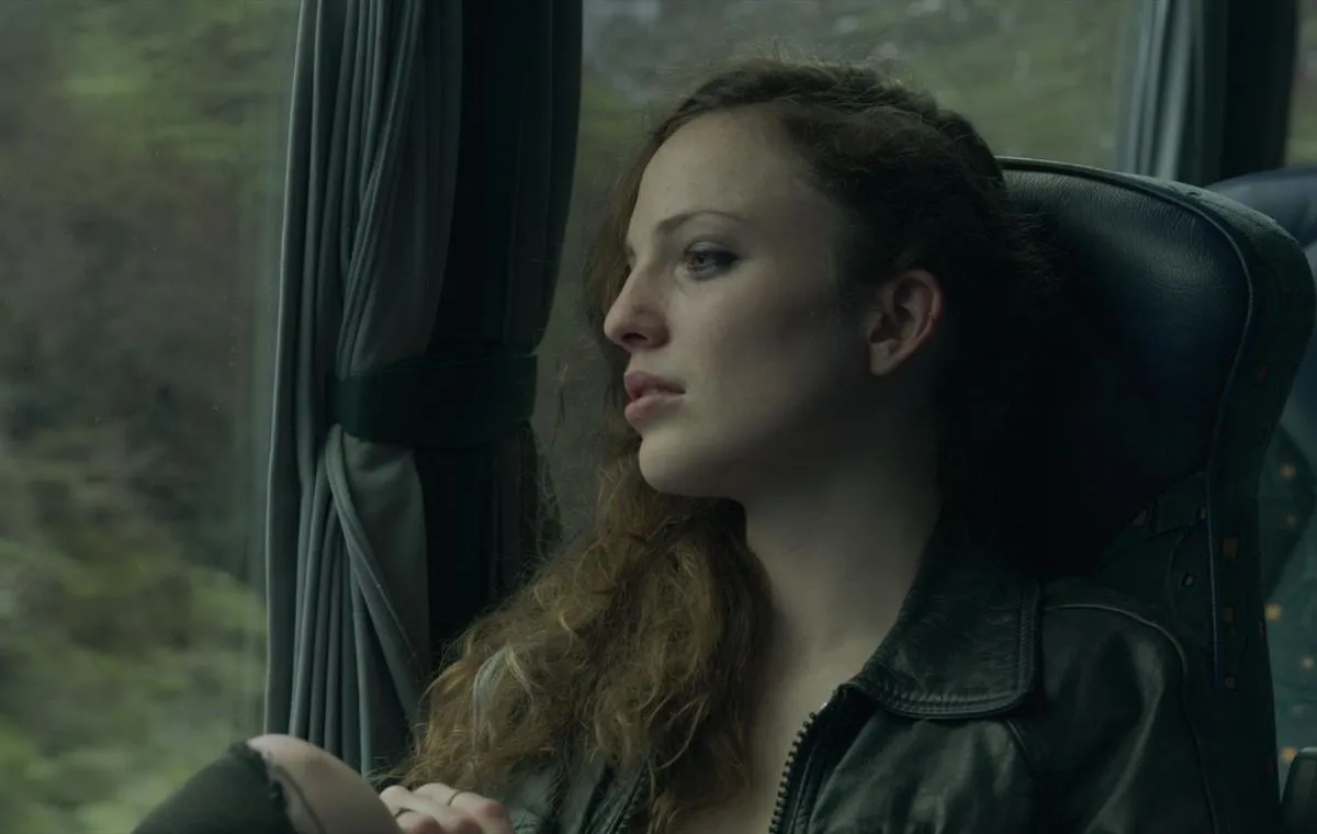 دختر درون آینه