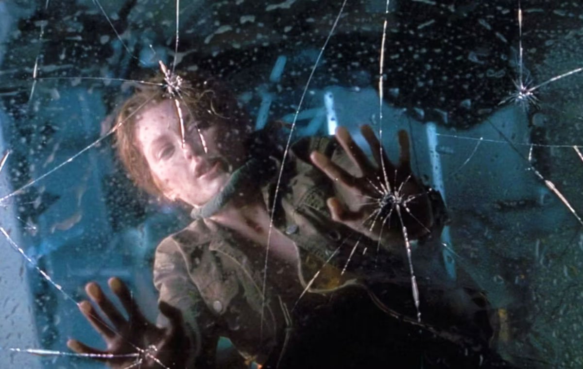 نگاه پر از ترس جولیان مور به شیشه‌ی در حال شکستن یکی دیگر از لحظات وحشتناک فیلم‌های اسپیلبرگ محسوب می‌شود