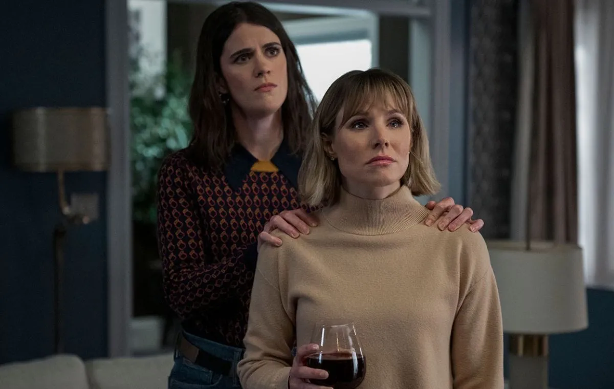 زنی در خانه آن سوی خیابان با دختری پشت پنجره بهترین سریالهای جنایی نتفلیکس