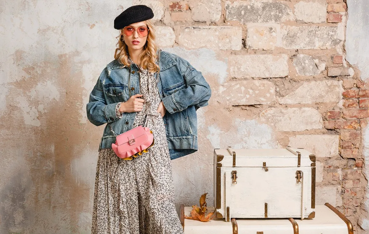 دختر جوانی با کت لی