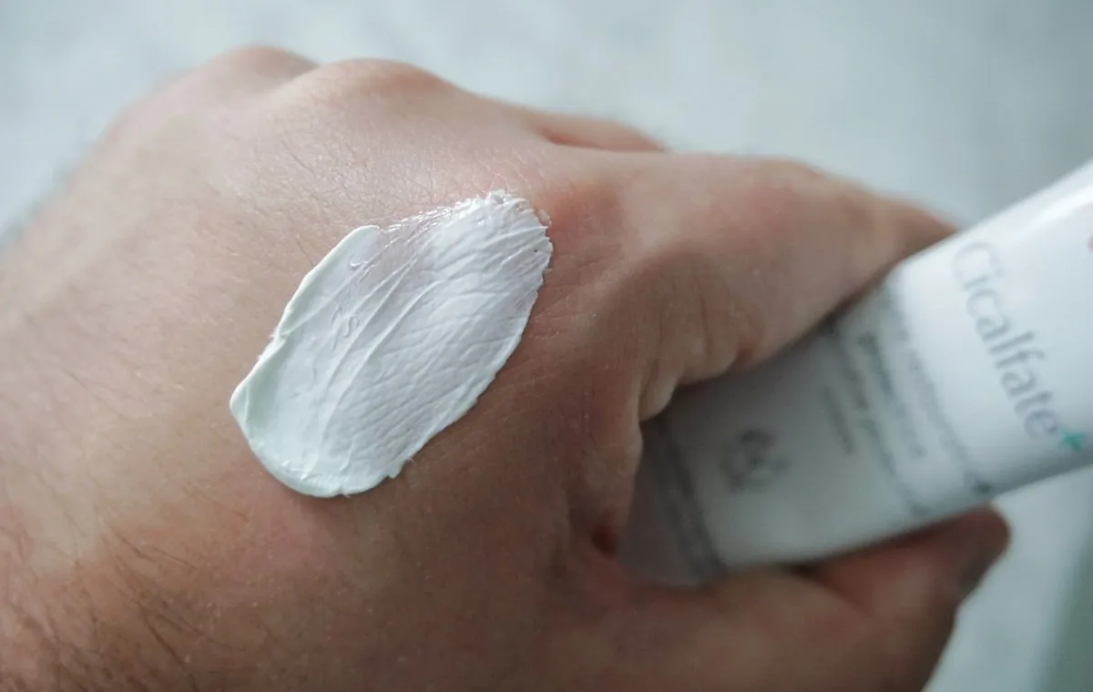 لایه کرم سیکالفیت پلاس اون روی پوست دست