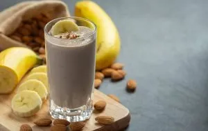 یک لیوان نوشیدنی با موز و بادام