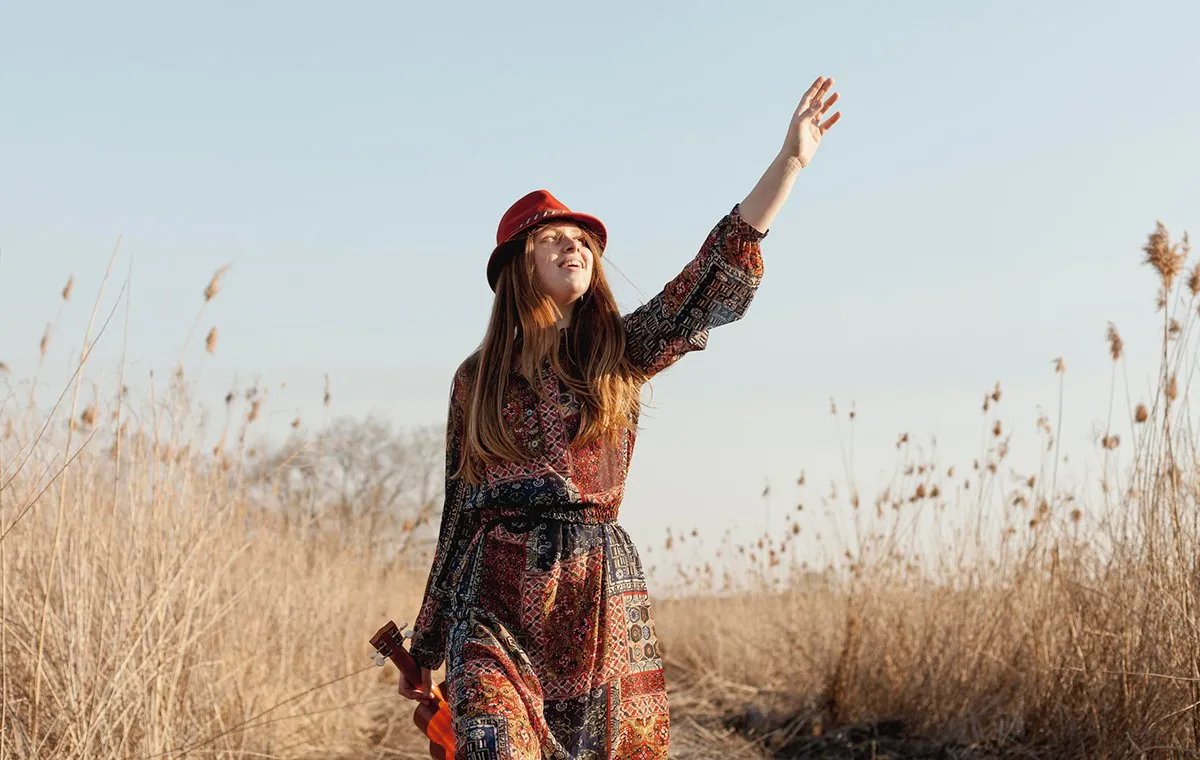 یک زن نوازنده ویولن در طبیعت با استایل بوهو