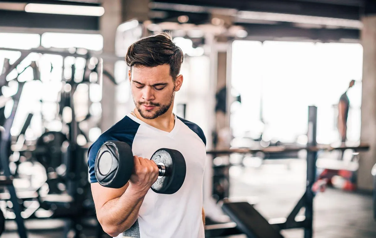 یک مرد در حال استفاده از وزنه است.