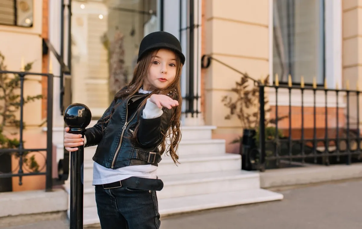 استایل با کت چرم بچه‌گانه دخترانه