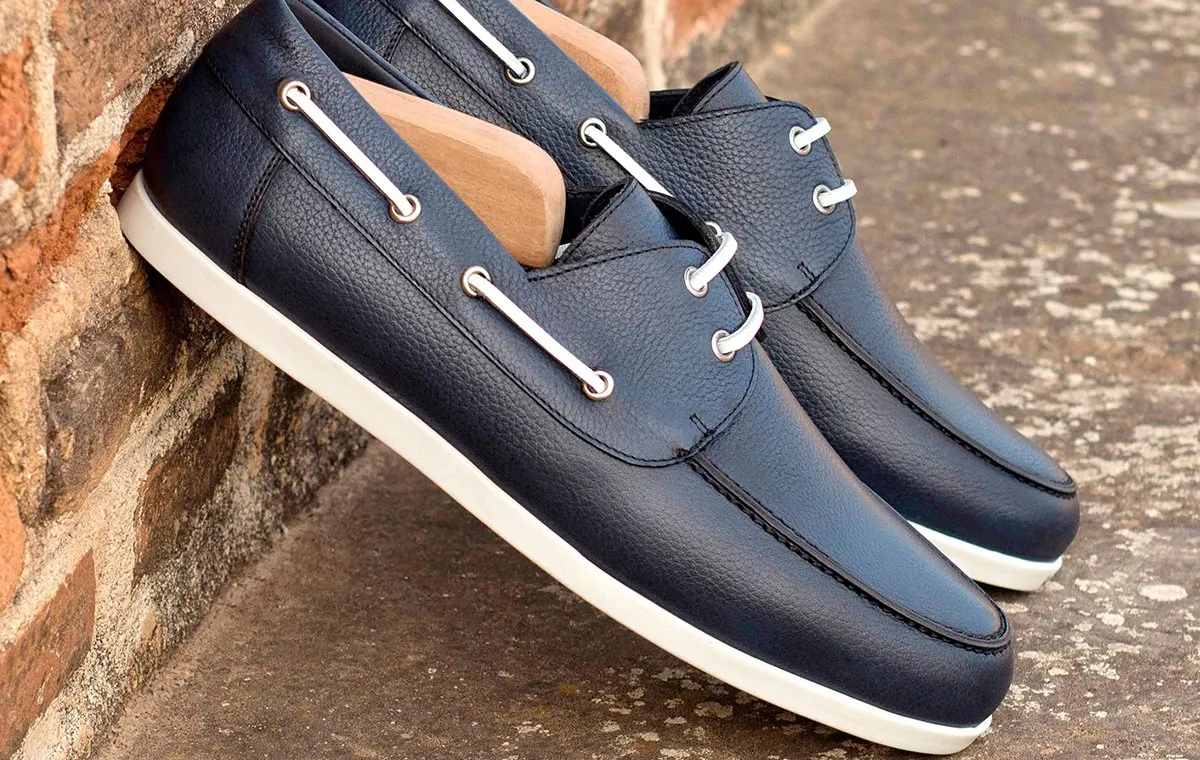 یک کفش قایقی سورمه‌ای