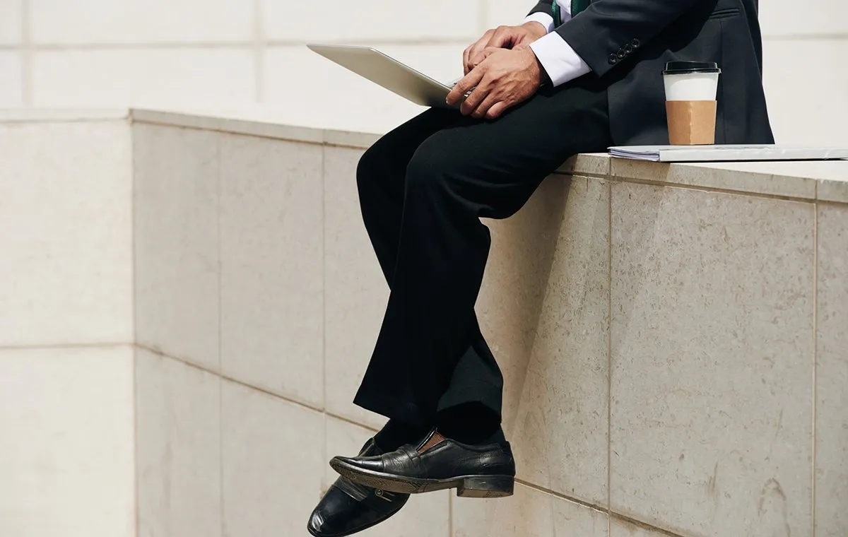 مردی با کفش رسمی در محل کار