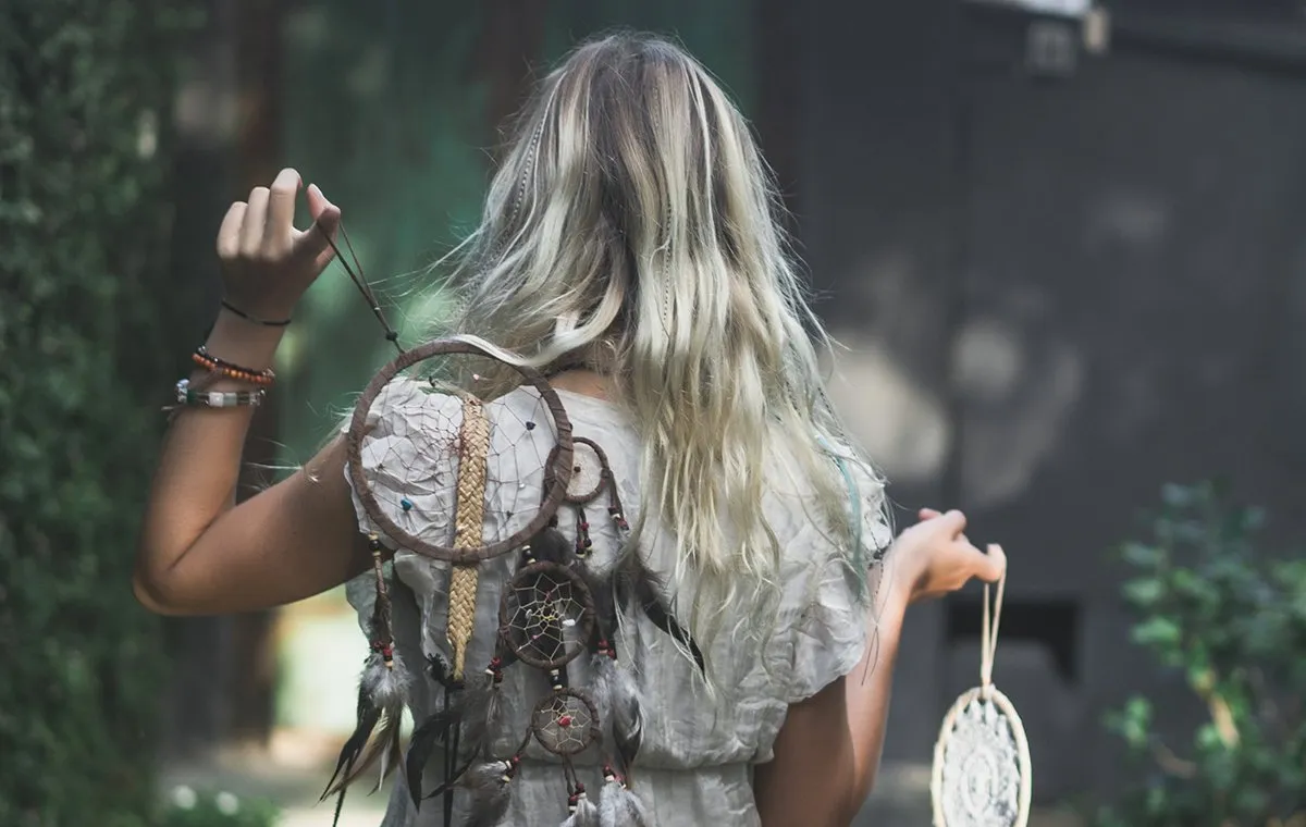 زنی در طبیعت با استایل بوهو