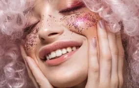 استفاده از گلیتر آرایشی روی صورت