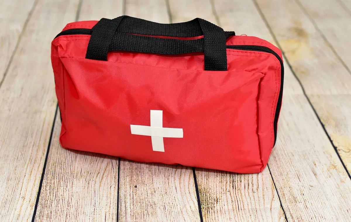 جعبه‌ی کمک‌های اولیه به رنگ قرمز