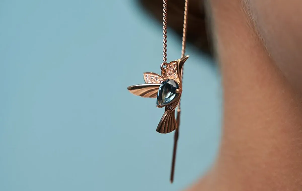 یک گوشواره از مجموعه‌ی جواهرات استیتمنت