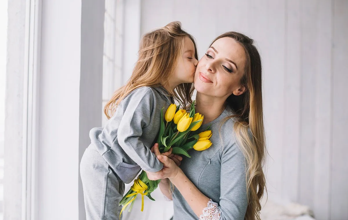 هدیه دادن به مادر توسط کودک