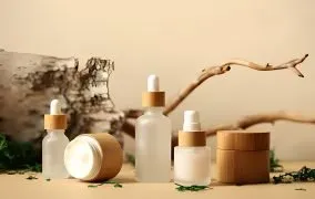 کرم مرطوب‌کننده‌ی صورت، کرم شب و سرم‌های پوستی در کنار هم